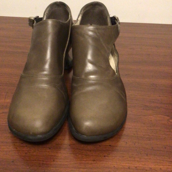 JOHN FLUEVOG SHOE WITH CUT OUT ON ONE SIDE SZ 9.5 - Picture 1 of 11